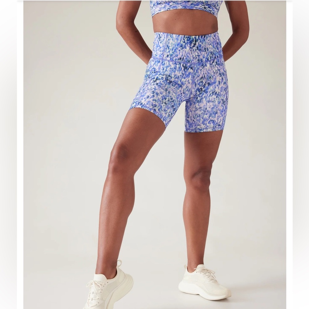 NWOT Athleta Ultimate Stash 7” Short